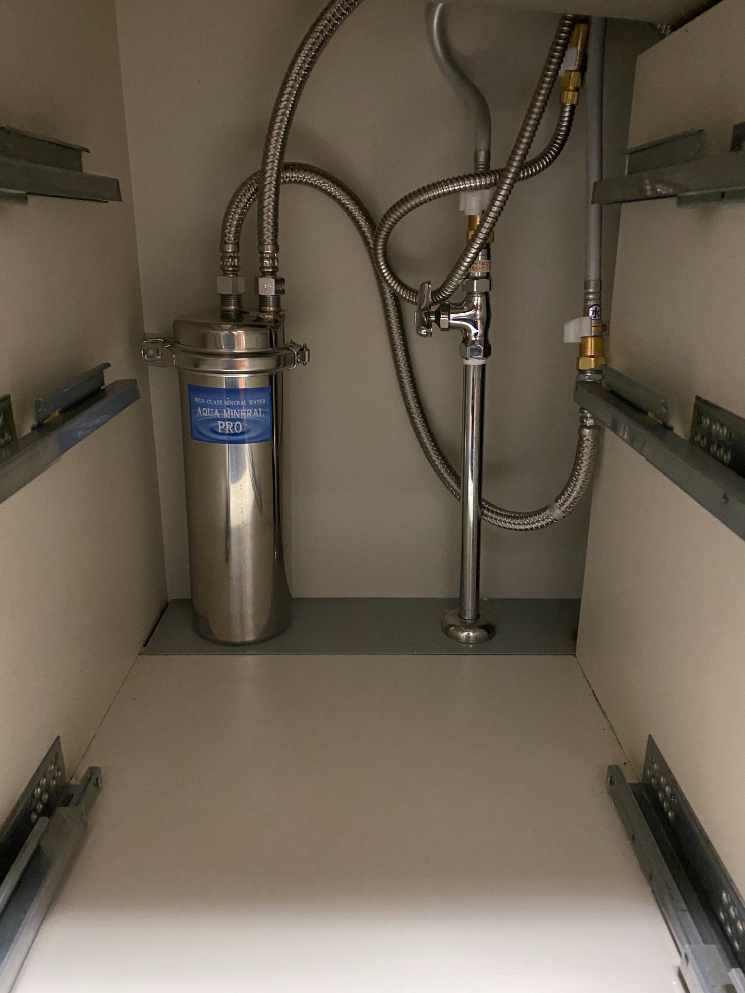 AQUA MINERAL PRO表記の機器と配管の設置参考写真