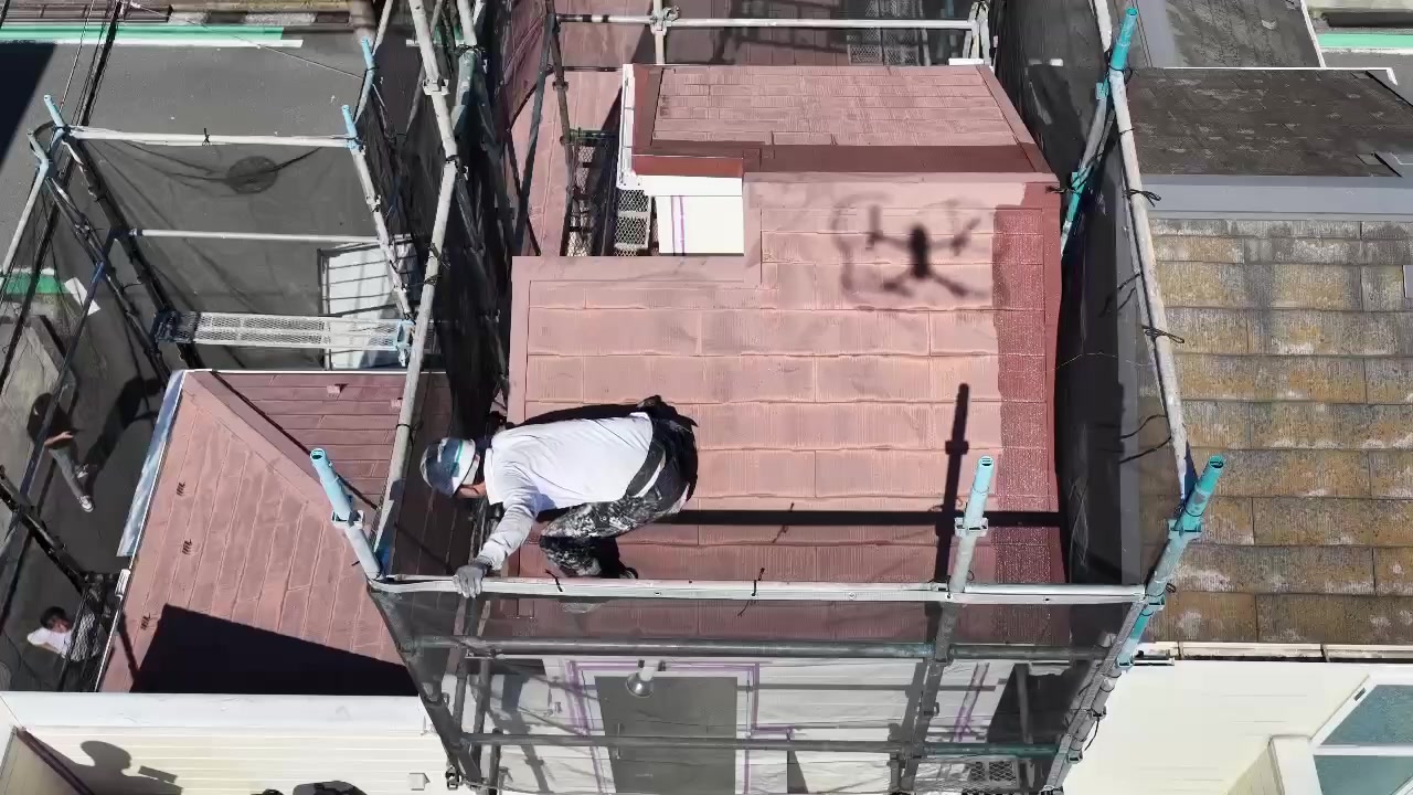 屋根塗装の作業風景をドローンで撮影した動画
